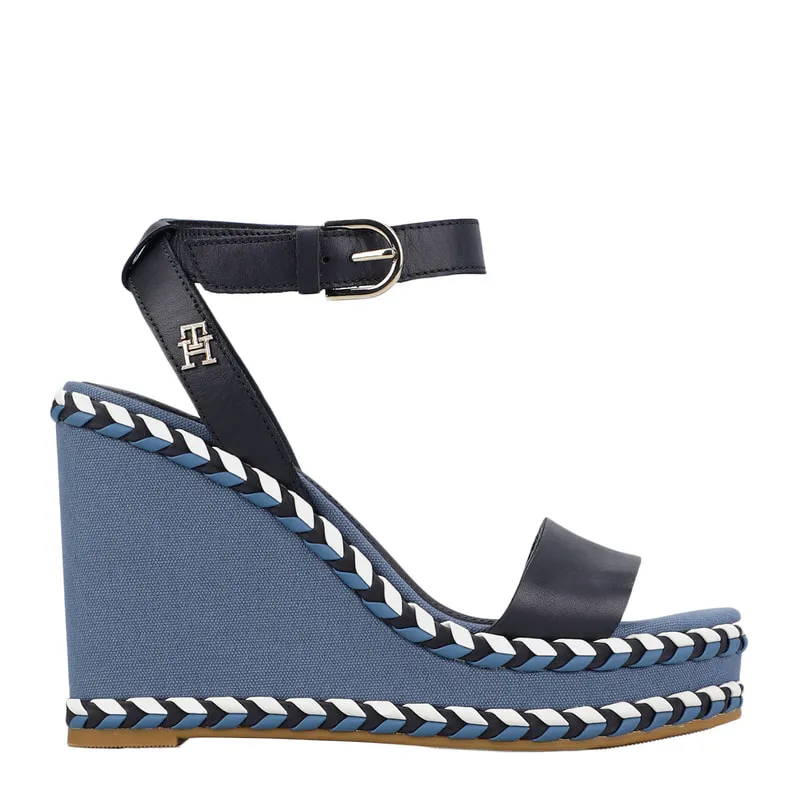 High-heeled platform
