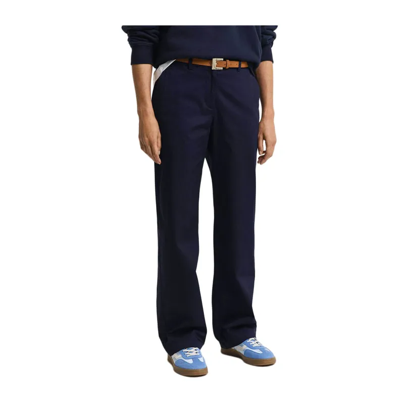 Chinos with a discreet logo