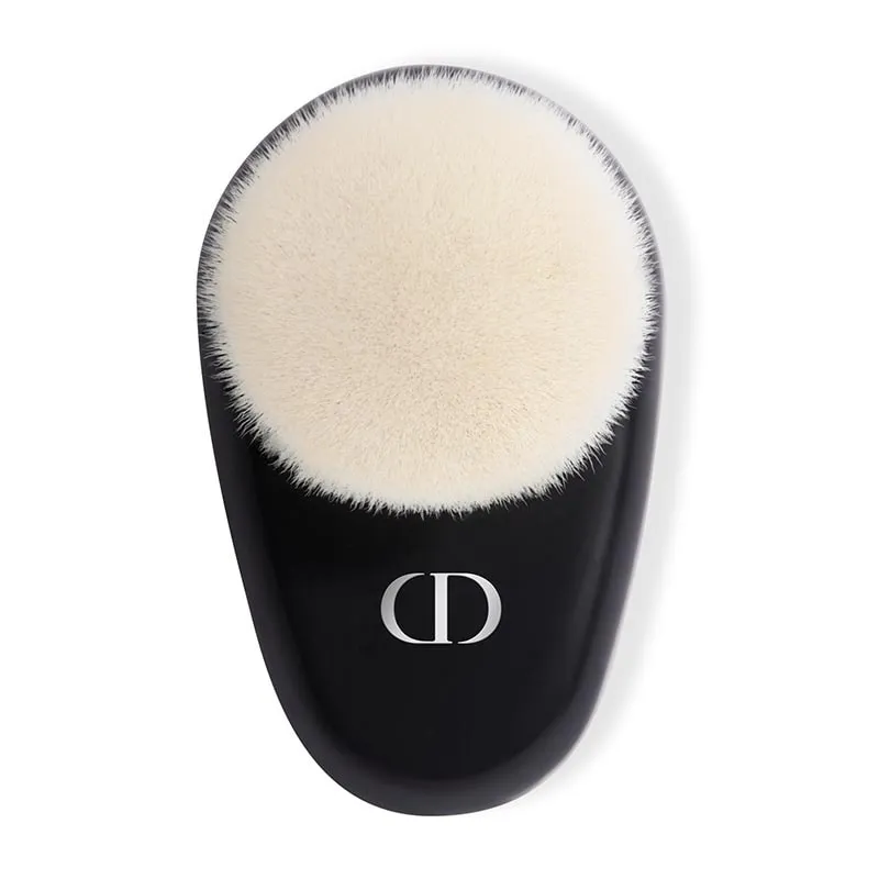 Dior Backstage Face Brush N°18 Multi-use complexion brush -
smoothing effect - buildable coverage