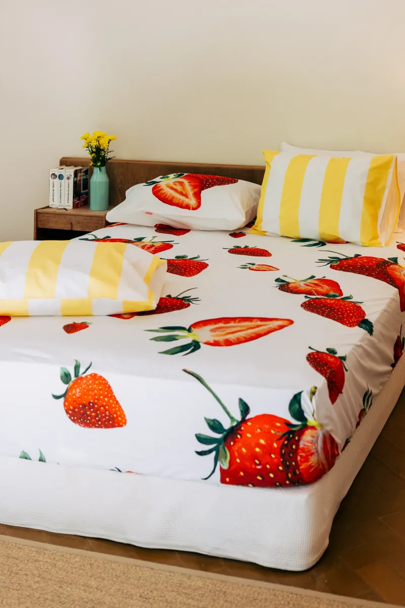 Fitted Sheet (Strawberries)
