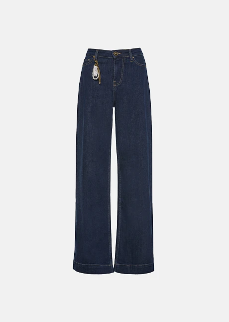 Τζιν παντελόνι σε ίσια γραμμή