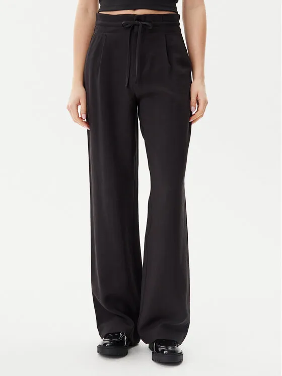 Παντελόνι υφασμάτινο · Μαύρο · Regular Fit