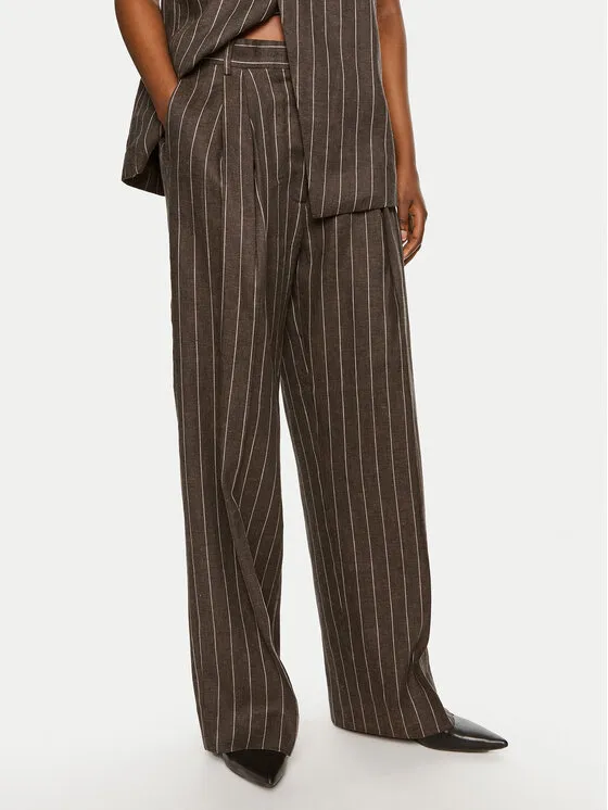 Παντελόνι υφασμάτινο · Καφέ · Relaxed Fit