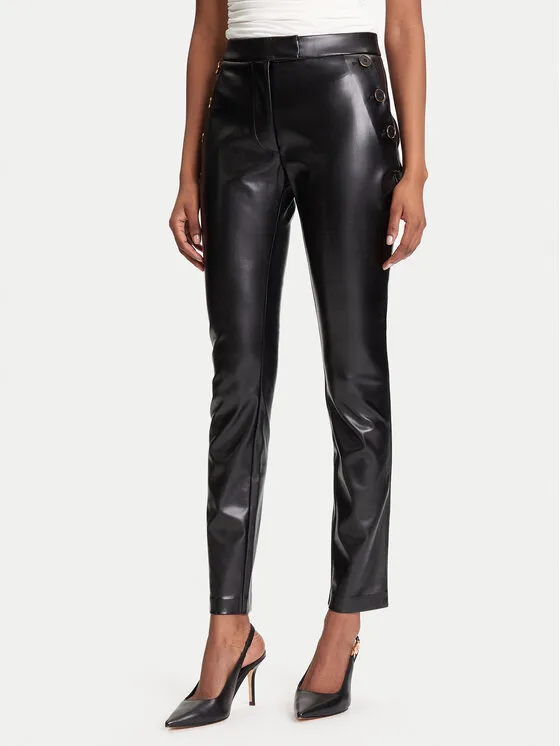 Παντελόνι από απομίμηση δέρματος · Μαύρο · Slim Fit