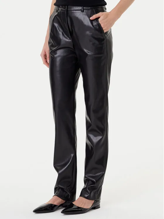 Παντελόνι από απομίμηση δέρματος · Μαύρο · Slim Fit