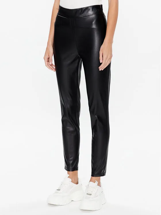 Παντελόνι από απομίμηση δέρματος · Μαύρο · Slim Fit