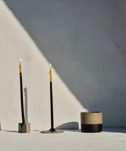 Black/grey ceramic set of candleholders with wood-scented beeswax