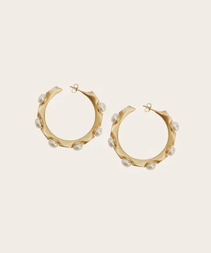 Hoop earrings with pearls